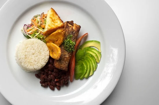 Casado Ejecutivo 360 con arroz, frijoles, plátano maduro y ensalada